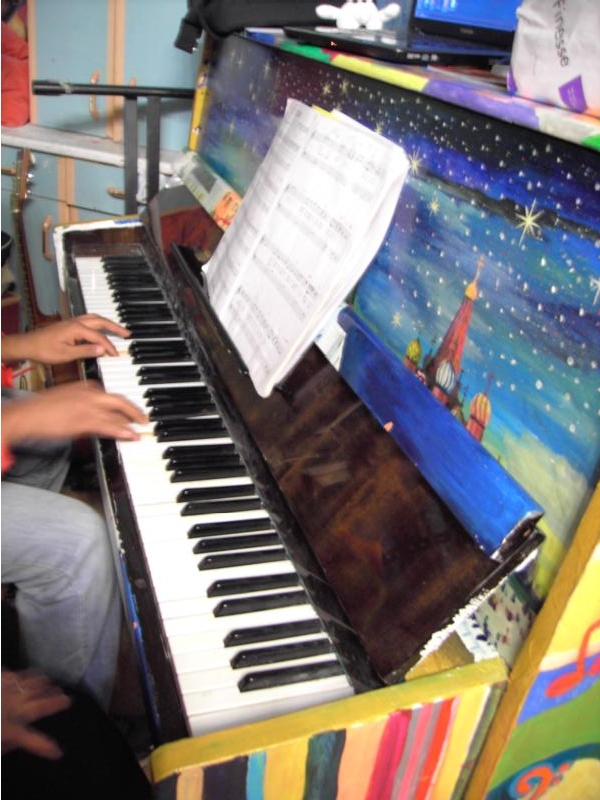 Dieses Klavier wurde auch von Marias Children fuer die Auktion bemalt